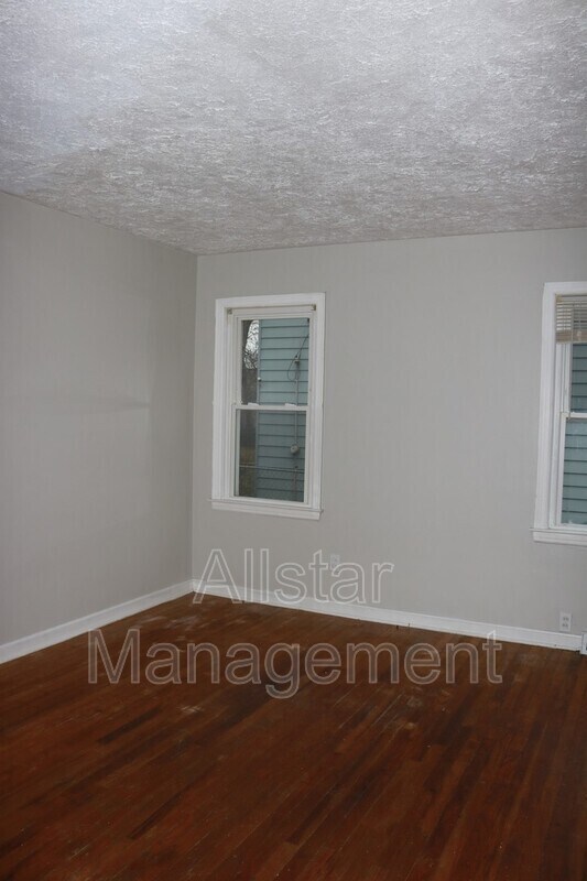 Building Photo - 740 E 254th St