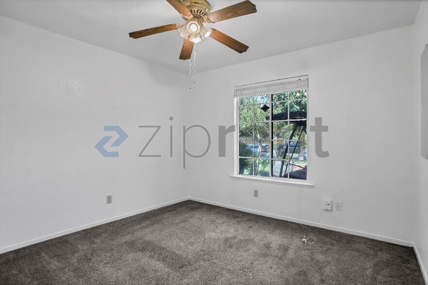Building Photo - Unit