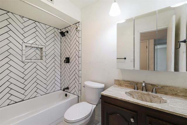 Building Photo - 2301 Travis Dr