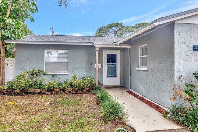 Building Photo - 3 BEDROOM 2 BATHROOM POOL HOME LOCATED IN ST. PETERSBURG