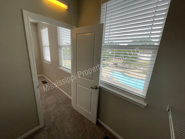 Building Photo - 3BD/3.5BA Available for Mid-August Move In