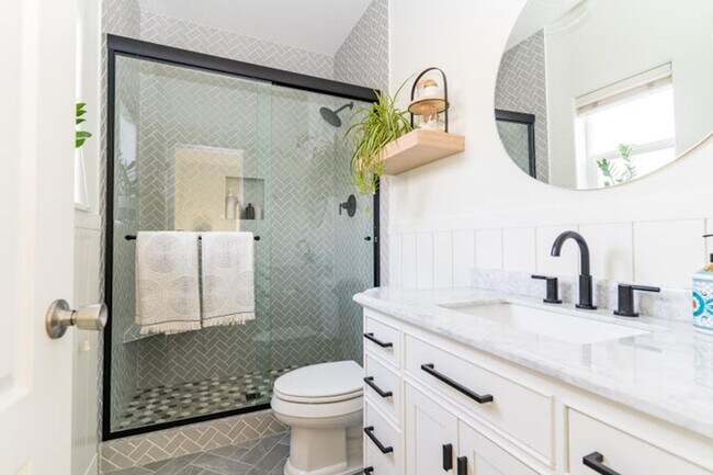 Building Photo - Prime Bend Location: Spacious 3-Bedroom, 2...