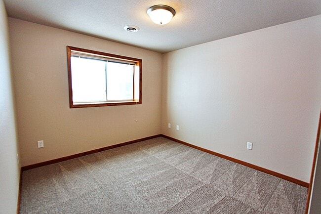 Building Photo - 4 Bedroom Townhome!