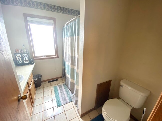 Building Photo - For Rent: Charming 3-Level Townhome in Qui...