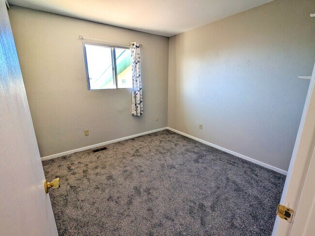 Building Photo - 5 Bedroom Three Bath, Great Location