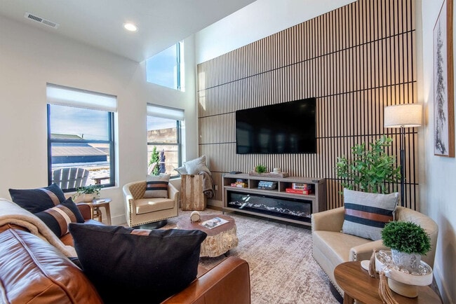 Building Photo - 690 Stone Peak Lp