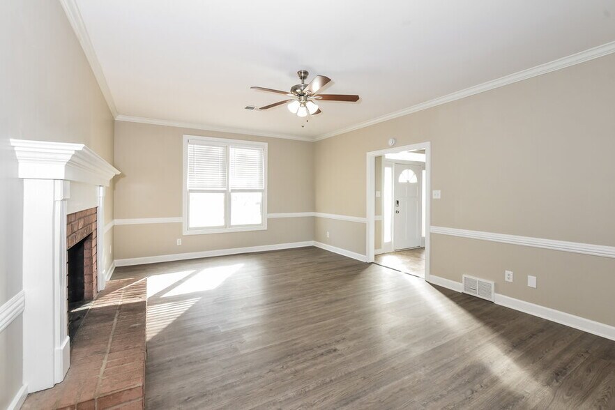 Building Photo - 8664 Meadow Green Dr