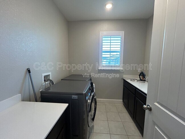 Building Photo - 5243 Comfrey St