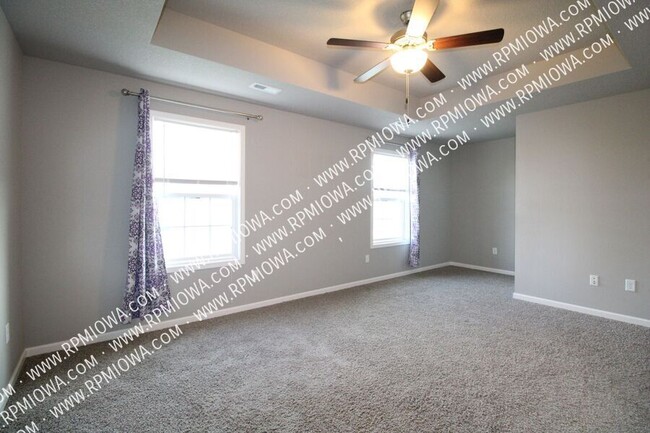 Building Photo - OVER 2000+ SQ FT!!! 3 Bedroom, 2.5 Bath To...