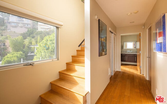 Building Photo - 2158 Sunset Plaza Dr
