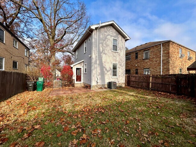Building Photo - PLEASANT RIDGE - Huge Meticulous 2 bed 2 story home.  Fenced yard.