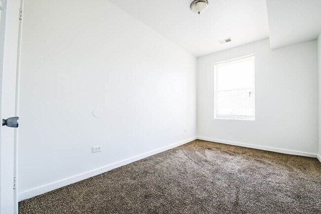 Building Photo - 7055 S Saint Lawrence Ave