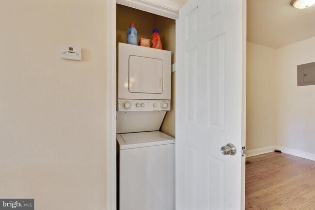 Building Photo - 4009 8th St NE