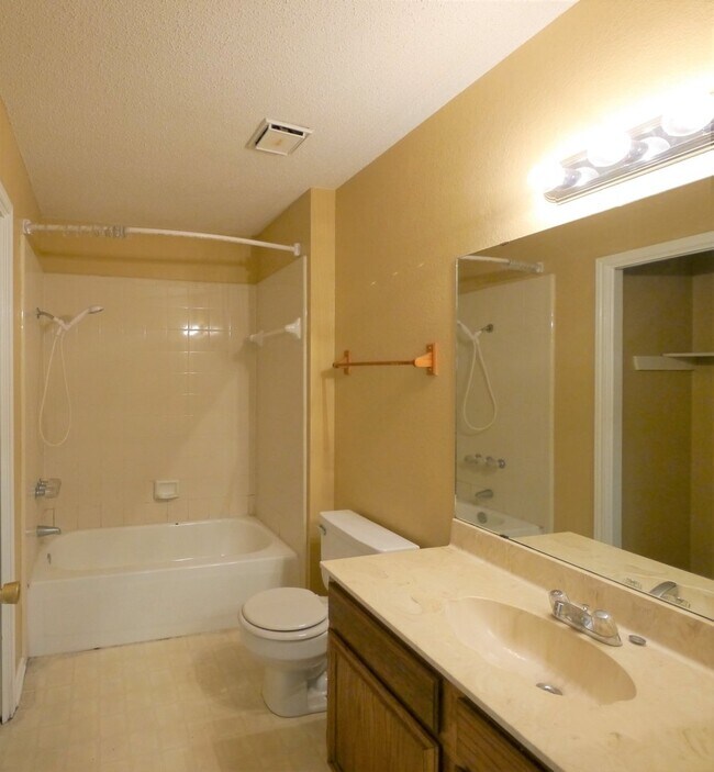 Building Photo - Affordable, move in ready home!