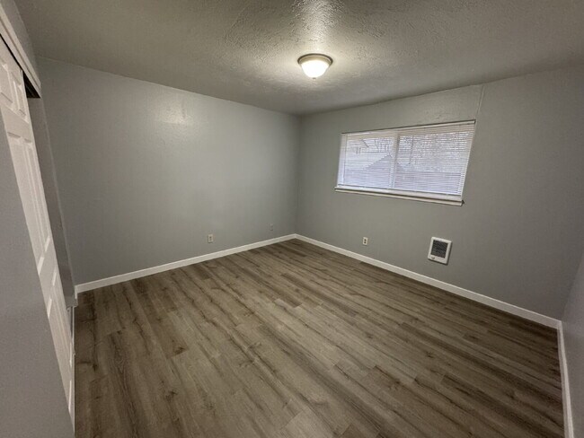 Building Photo - This 2 bed, 1 bath duplex unit offers convenient access to Berrydale and Harrison Parks and withi...