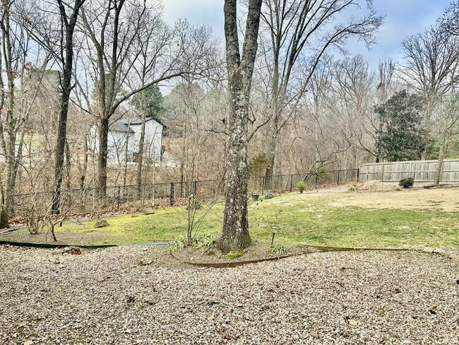 Building Photo - 4 Lois Ln