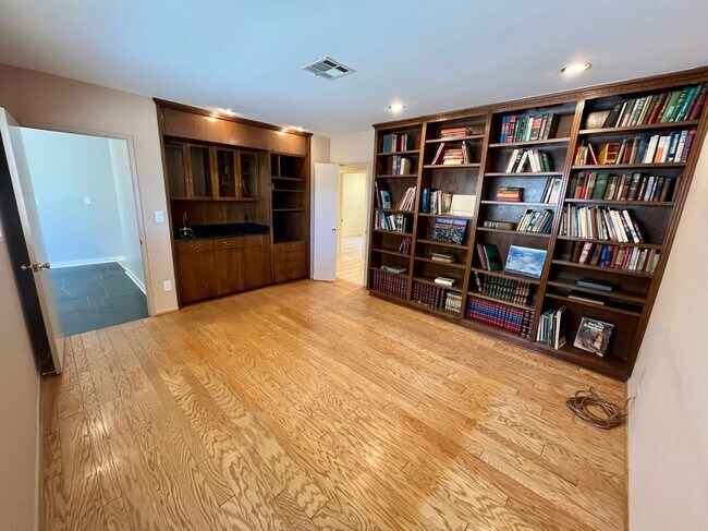 Building Photo - 16641 Park Ln Cir