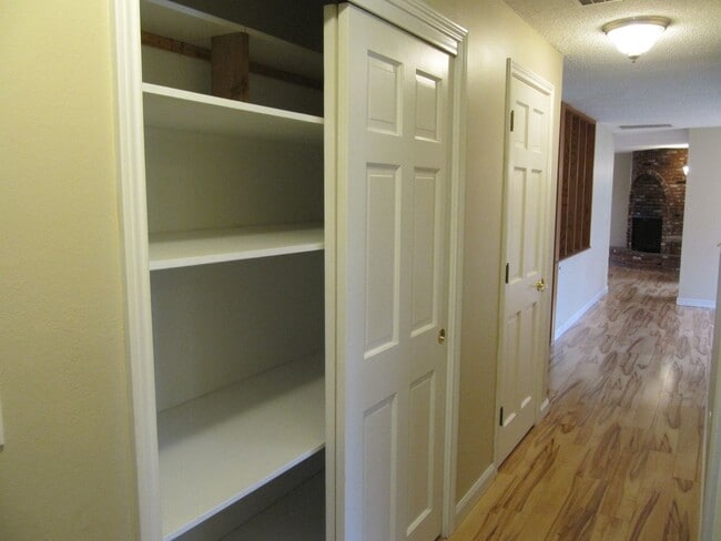 Building Photo - Three Bedroom Home in South Salem