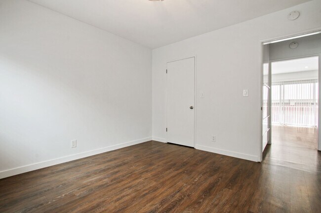 Building Photo - 1043 5th St