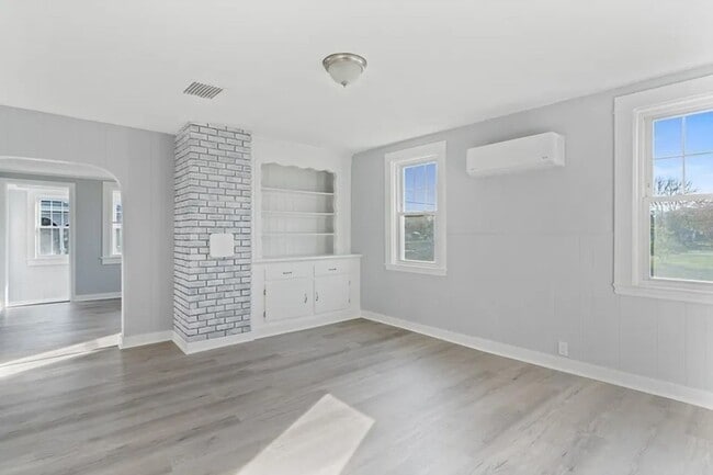Building Photo - Sunny & Bright Updated 2 BA / 1 Ba Home in Dartmouth