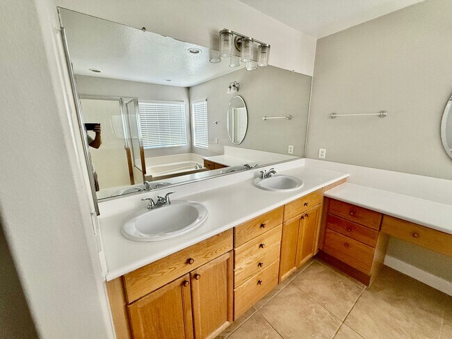 Building Photo - Nice 2 Story Family Home