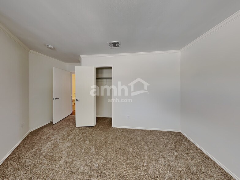 Building Photo - 9921 Thomas Jefferson Dr