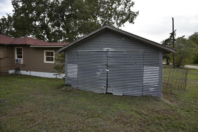 Building Photo - 302 S Oneal St