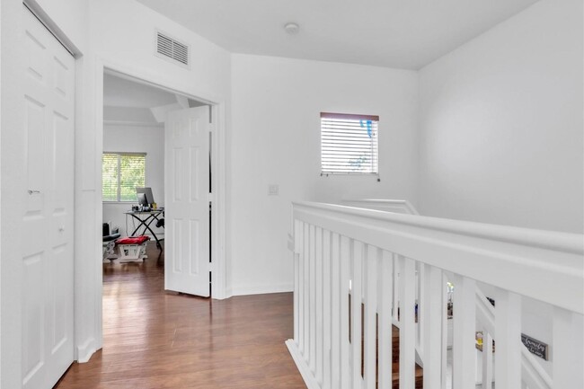Building Photo - 907 NE 36th Ave