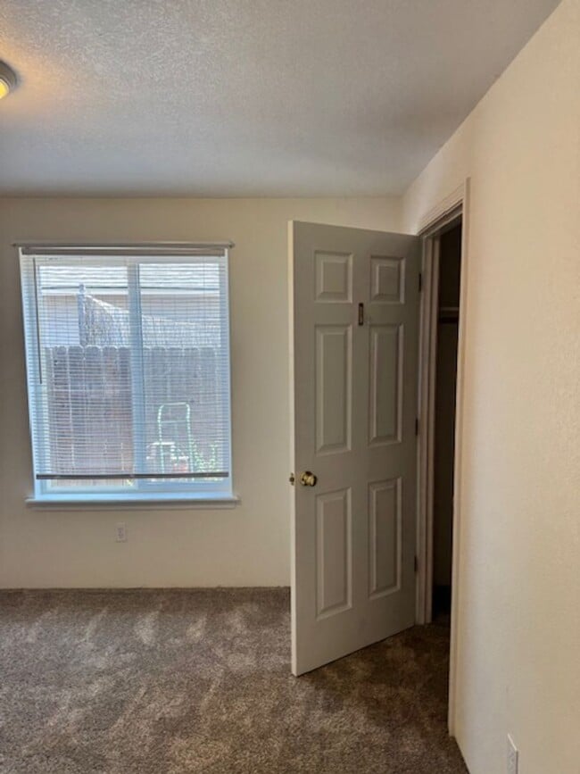 Building Photo - SINGLE FAMILY HOME W/ FENCED YARD/ DOUBLE ...