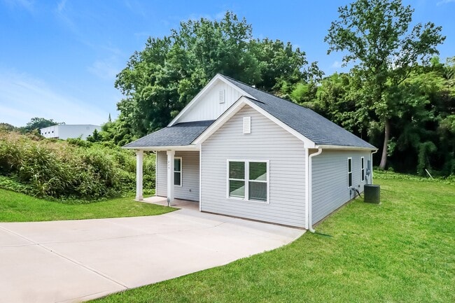 Building Photo - 215 Claudette Dr