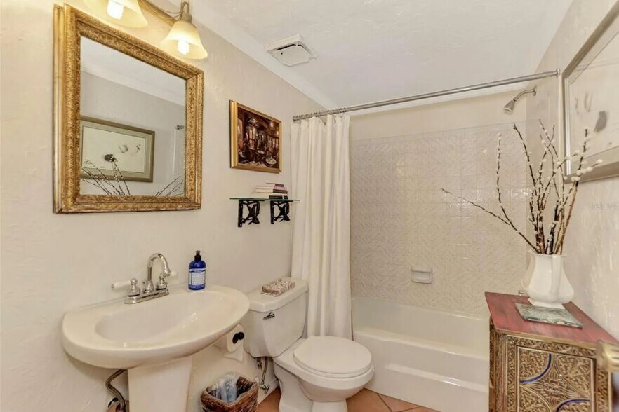 Building Photo - 1650 Pine Tree Ln