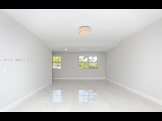 Building Photo - 621 NE 8th Ave