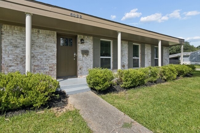 Building Photo - 6022 Beaudry Dr