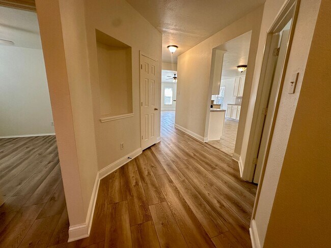 Building Photo - For Lease | 3 Bed, 2 Bath | 1,528 Sq Ft | ...