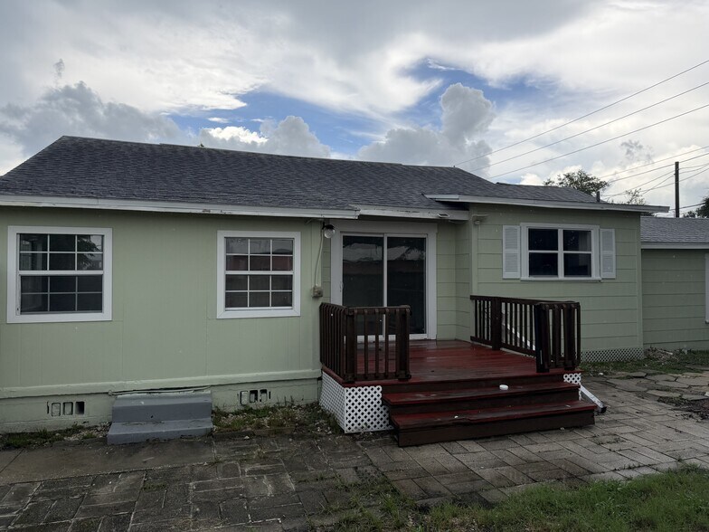 Building Photo - 2 Bed/1 Bath