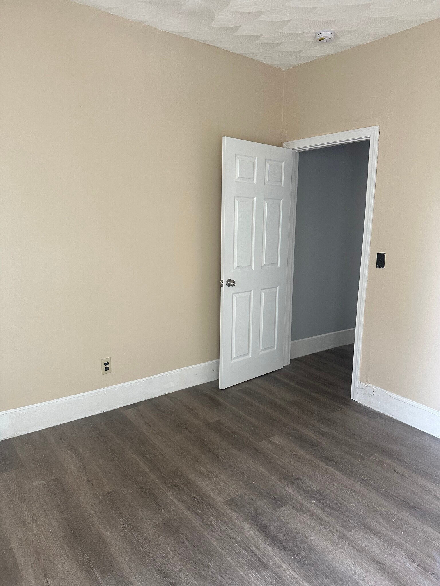 Building Photo - 19 Dewey St