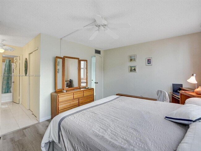 Building Photo - 3113 S Ocean Dr