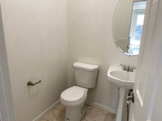 Building Photo - 6 bedroom in Manteca!