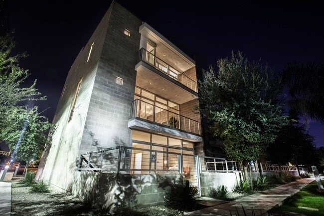 Building Photo - 378 S Farmer Ave