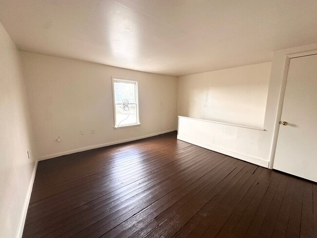 Building Photo - 4 Bedroom 1 Bathroom w/Garage in York City!