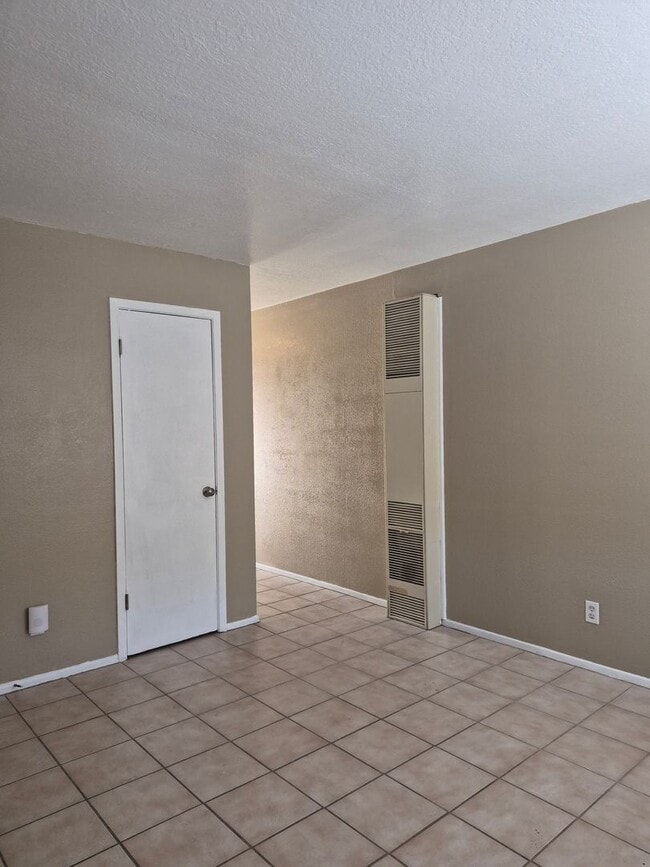 Building Photo - One Bedroom Apartment