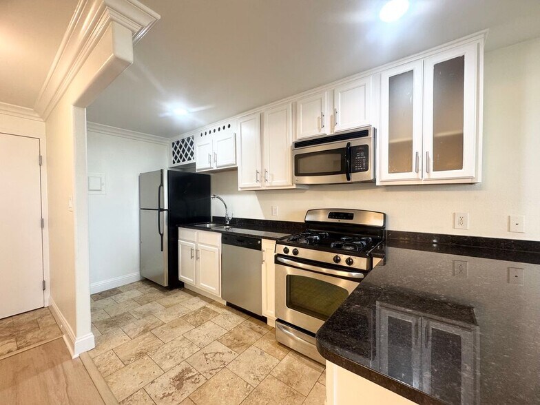 Building Photo - 700 E 8th St