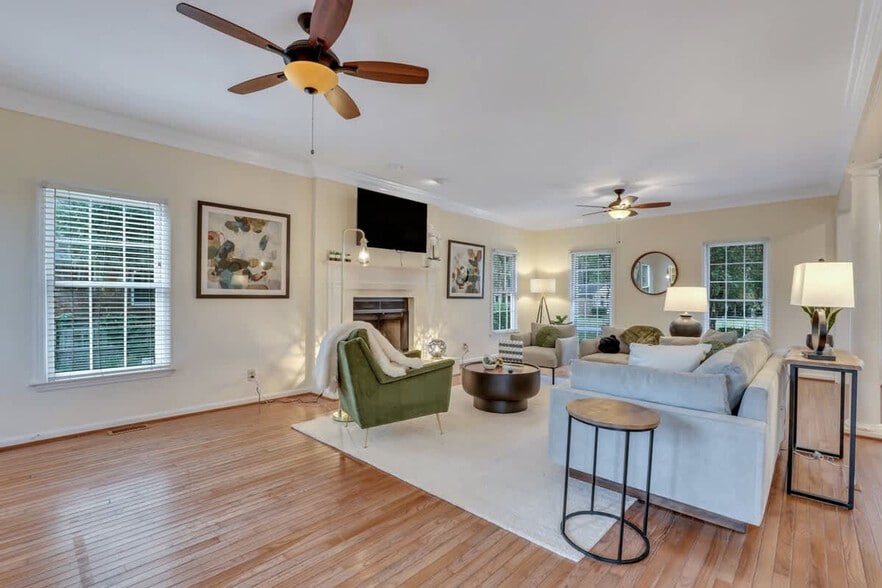 Primary Photo - 109 E Point Dr