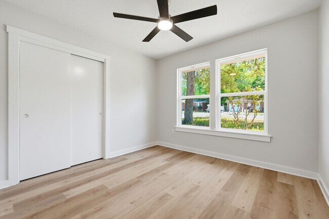 Building Photo - All Brick Home & Large Yard in Niceville!