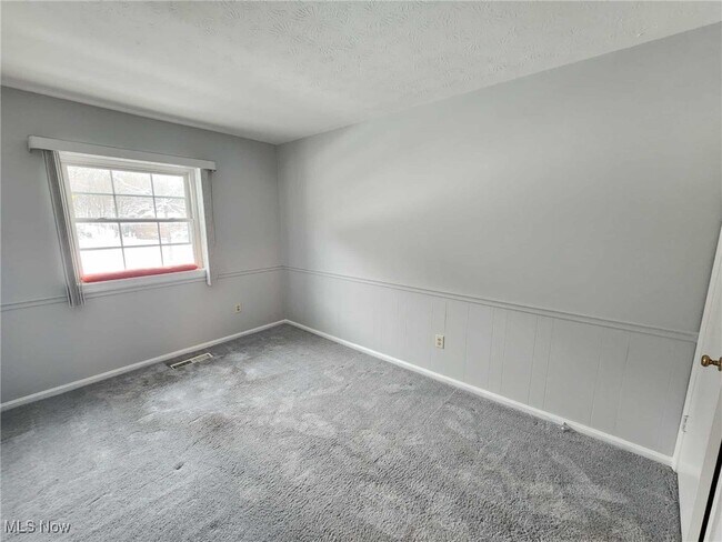 Building Photo - 6960 Carriage Hill Dr