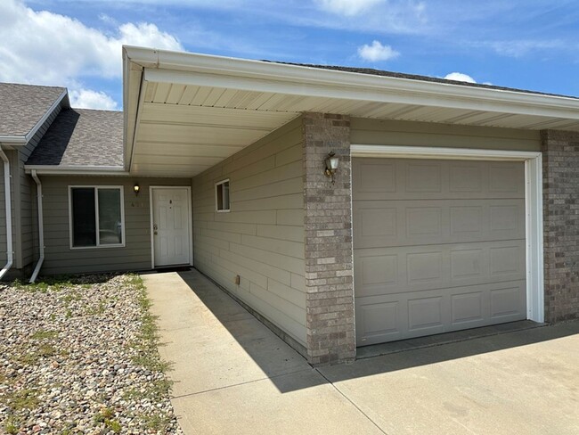 Building Photo - 2 BEDROOM, 1 BATH, NO STEPS, ATTACHED GARA...
