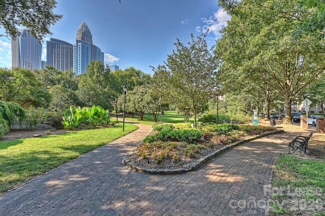 Building Photo - 343 W 7th St