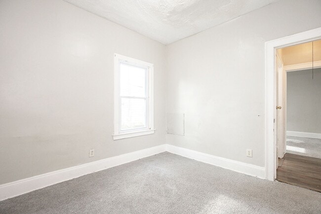 Building Photo - 5 BED 2 BATH BEAUTIFUL SINGLE FAMILY HOME ...