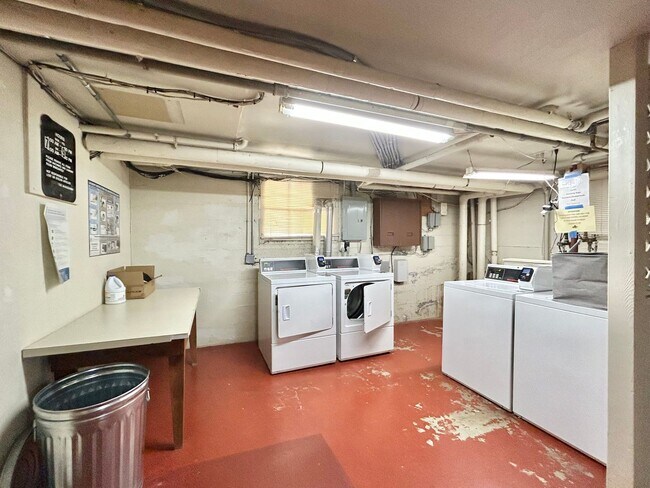 Building Photo - One Bed, One Bath, Vintage Charmer!