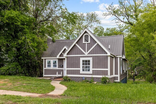 Building Photo - Stylish & Newly Renovated 4 Bedroom 2 Bath...